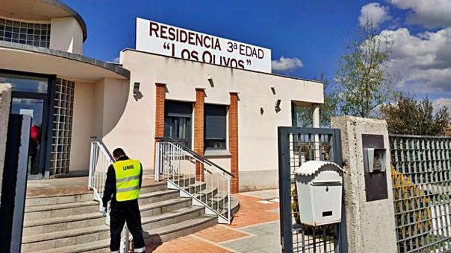 Un efectivo de la UME accede a una de las residencias del municipio moralino para iniciar la limpieza.