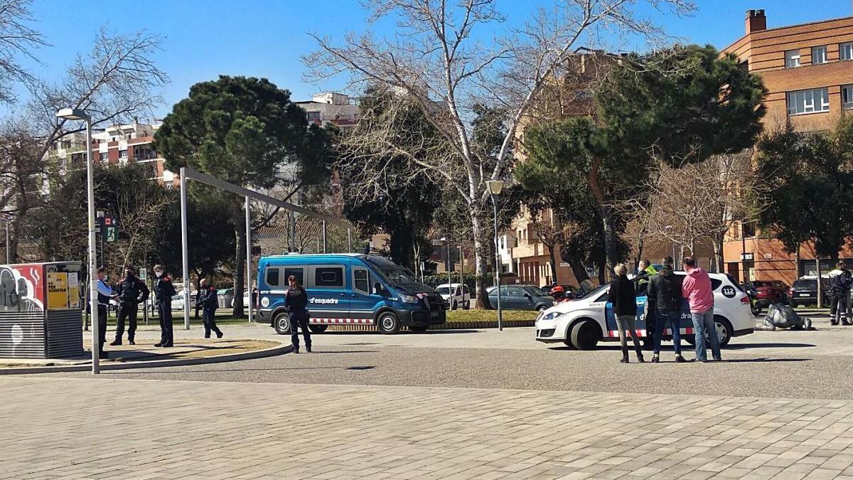 Mossos a la zona de les granotes, on la Policia Municipal acabava de detenir tres persones.