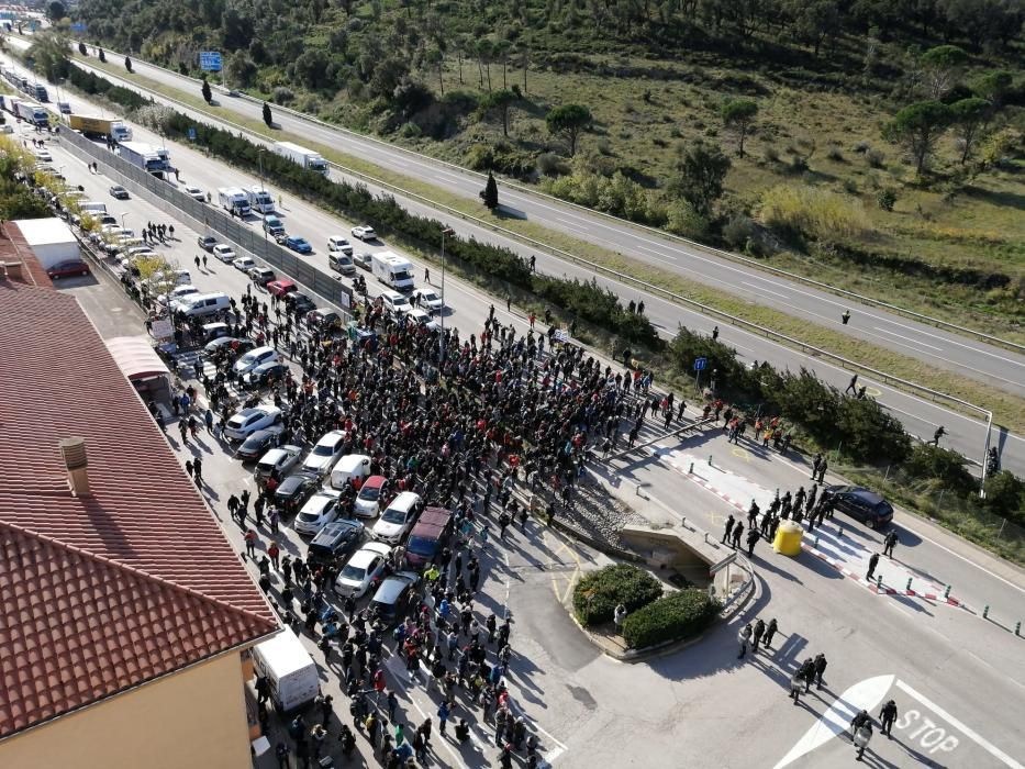 Tsunami Democràtic realitza talls intemitents a l'N-II a la Jonquera