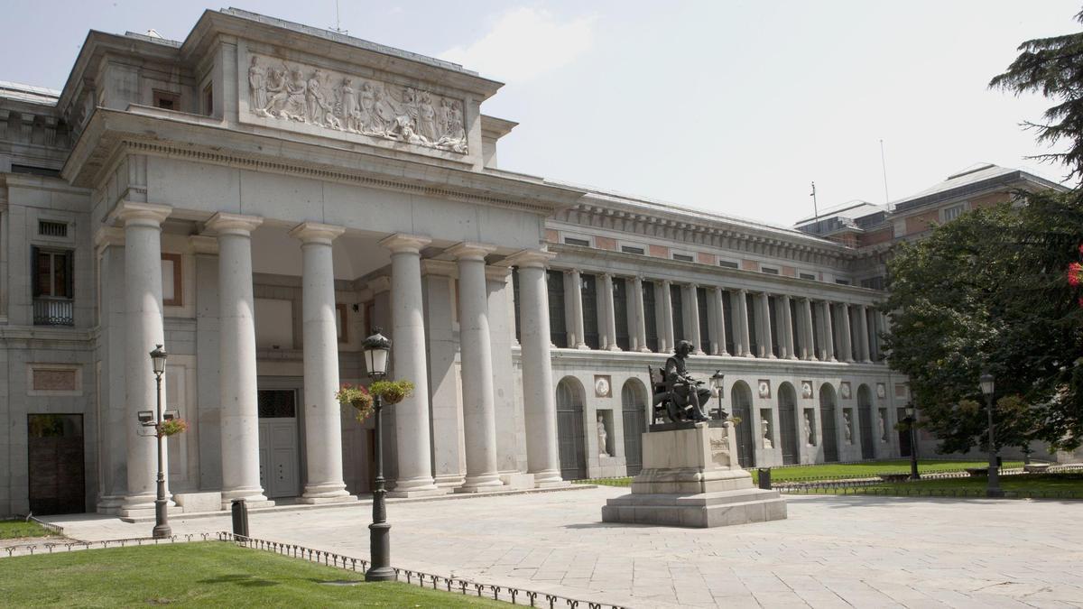 Una de las puertas del Museo del Prado