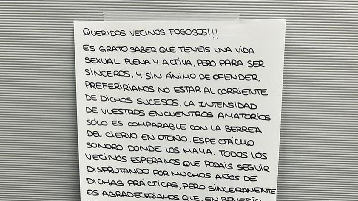 Detalle del cartel sobre unos vecinos fogosos en una comunidad de Zaragoza.