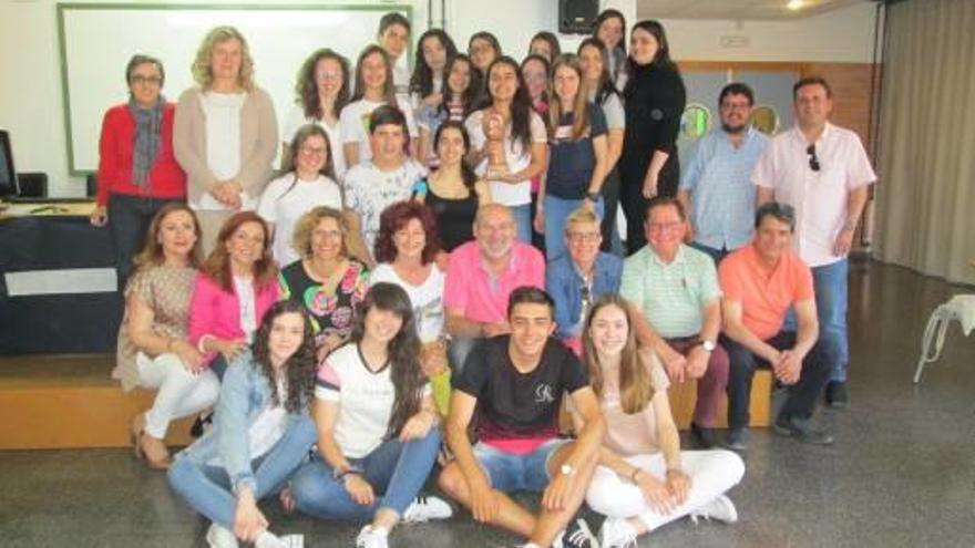 Alumnos, profesores y autoridades comparten el premio.