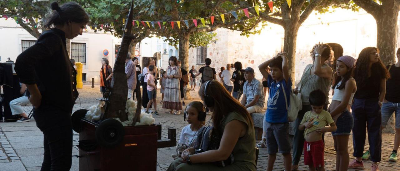 Los zamoranos más jóvenes hacen cola en la plaza de Viriato para disfrutar de una de las pequeñas obras teatrales.