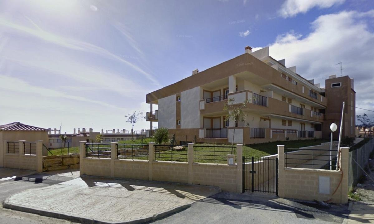 Edificio que alberga plazas de garaje a subasta en Casares procedentes de la liquidación de Aifos.