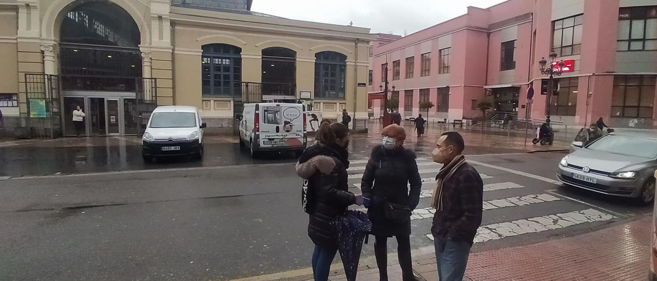 Por la izquierda, Renata Canis, Geli Suárez y José Ángel Devesa, comentando sus quejas con la plaza al fondo . | D. M.