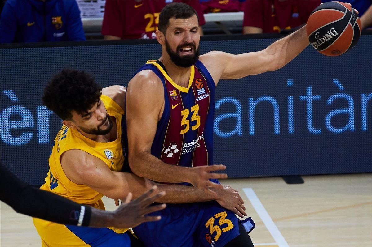 GRAF8371 BARCELONA 18 12 2020 - El jugador del FC Barcelona Nikola Mirotic (d) juega un balon ante Elijah Bryant del Maccabi durante el partido de la Euroliga de baloncesto que disputan esta noche en el Palau Blaugrana en Barcelona EFE Alejandro Garcia