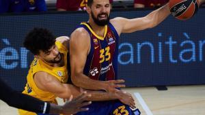 Mirotic controla un balón en el presencia de  Elijah Bryant del Maccabi  