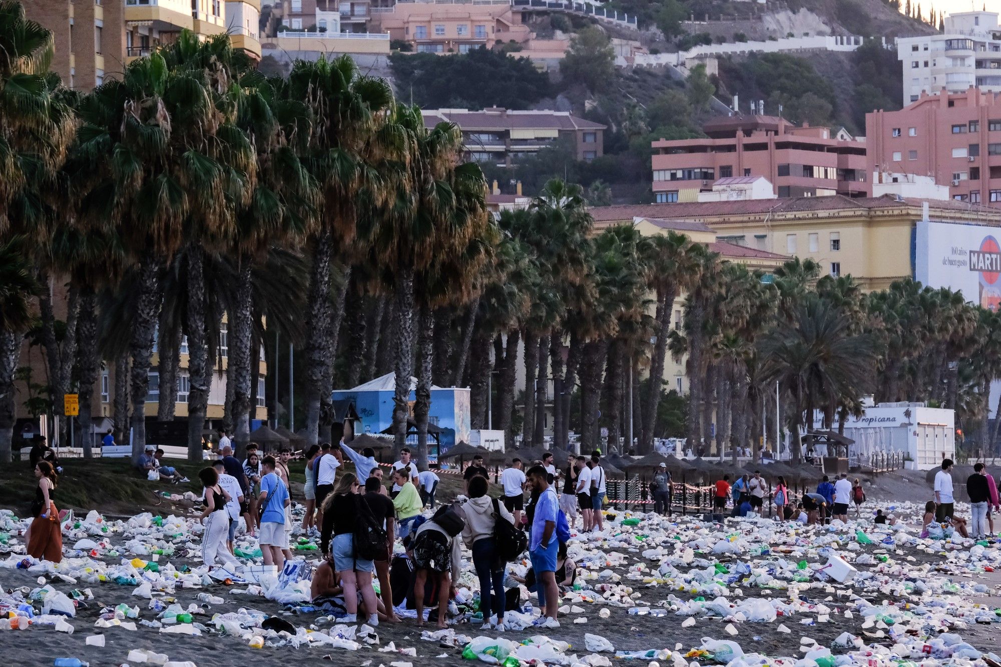 Toneladas de basura se acumulan en la playa tras celebrar la Noche de San Juan