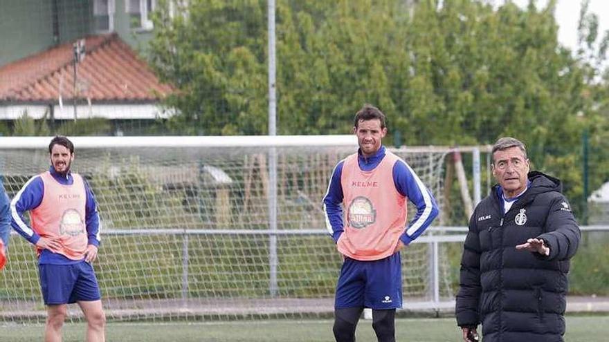 Paco Parreño da instrucciones con Palazuelos y Pantiga detrás.