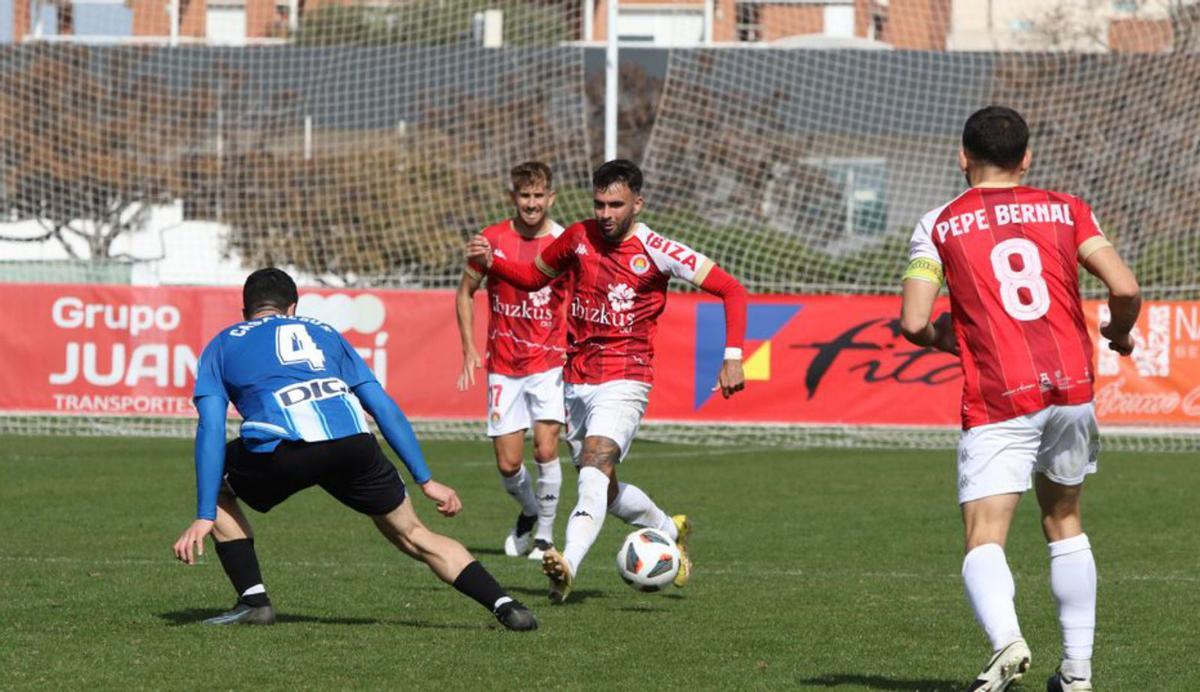 Otra acción del partido disputado este domingo.  | VICENT MARÍ