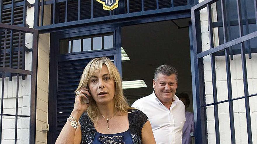 Sonia Castedo sale de las oficinas del Rico Perez acompañada por Valentín Botella.