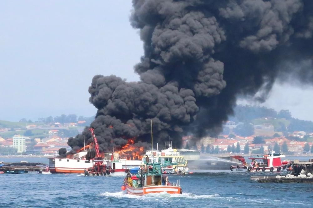 Incendio de un catamarán en Arousa