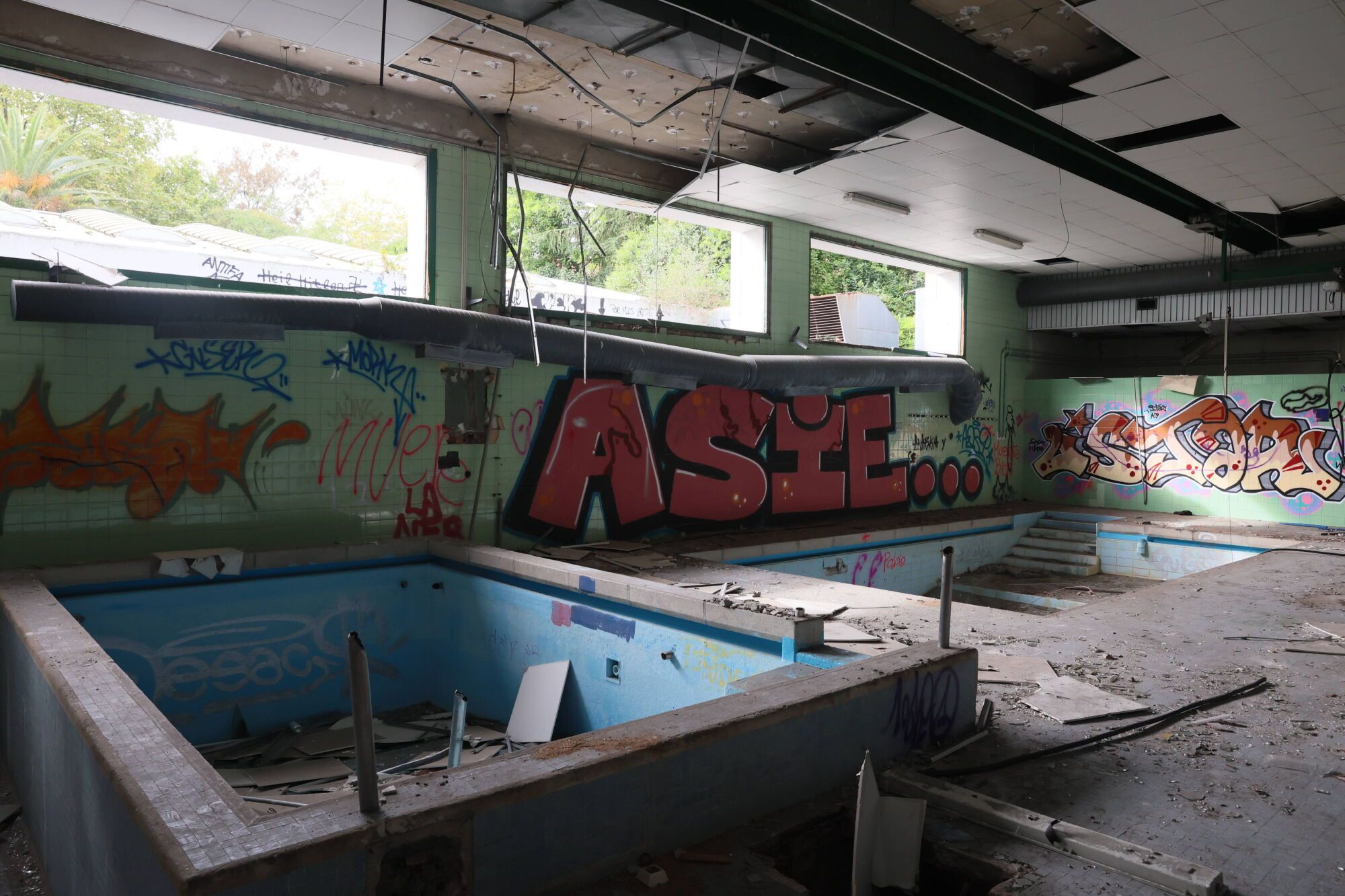 Viejo HUCA. Recorrido por cómo está el viejo hospital.