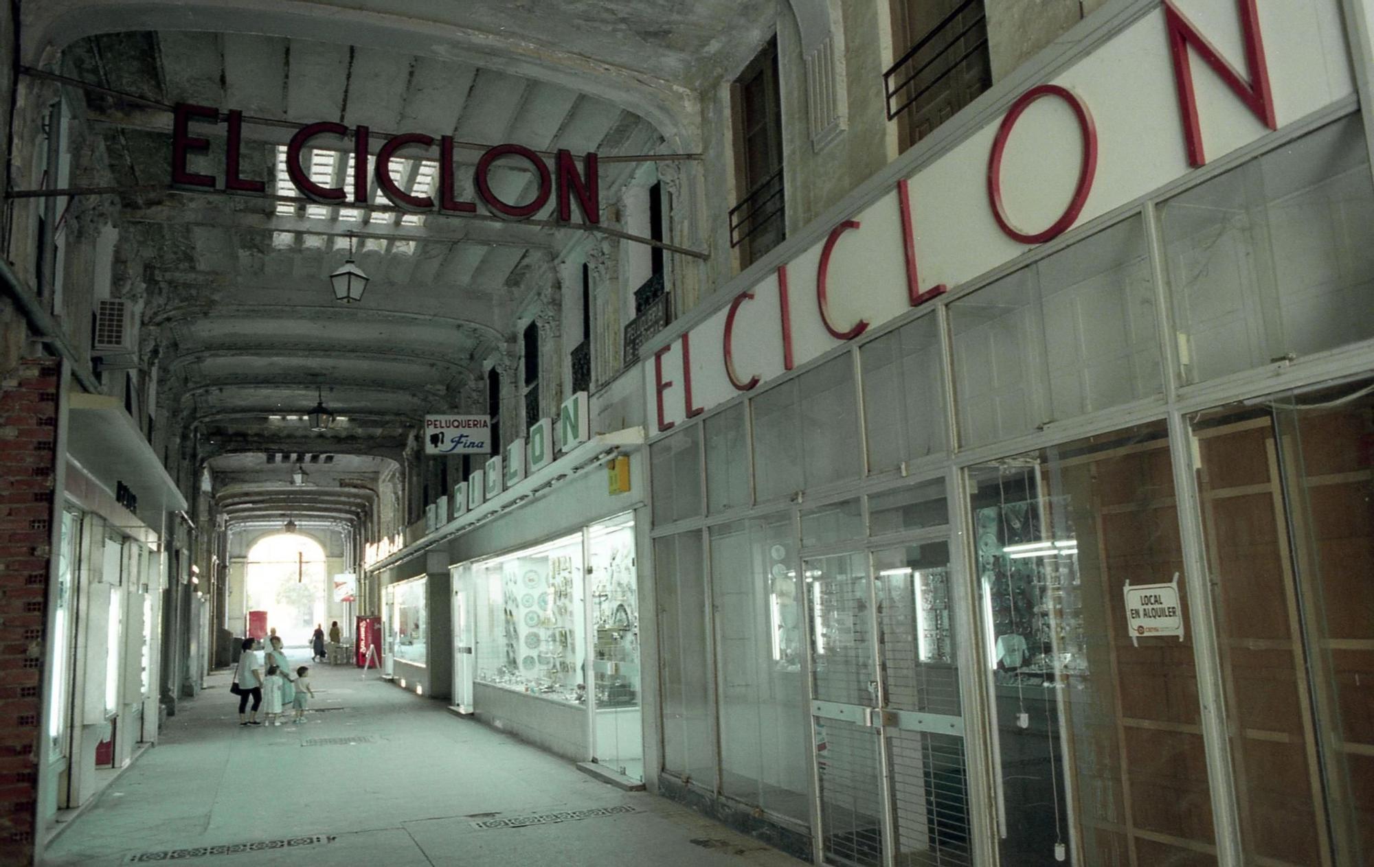 Interior del pasaje El Ciclón, 1996