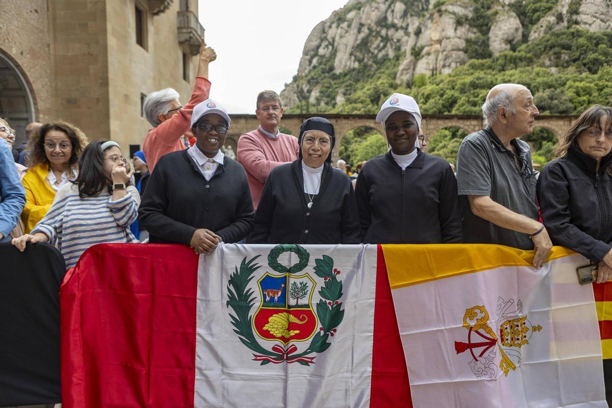 Al mig, la germana Violeta acompanyada de dues monges més de les Germanes Josefines de la Caritat de Vic