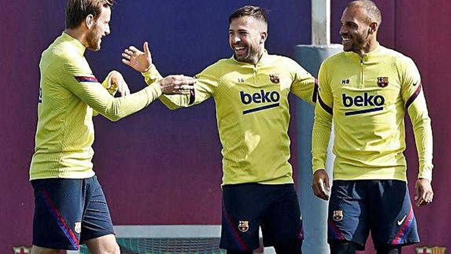 Rakitic, Alba i Braithwaite durant l&#039;entrenament previ al clàssic