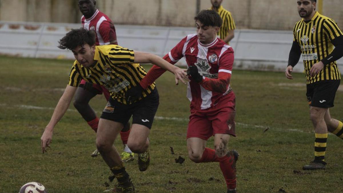 Pugna de balón en el Moraleja CF - Zamora B. | J. L. F.