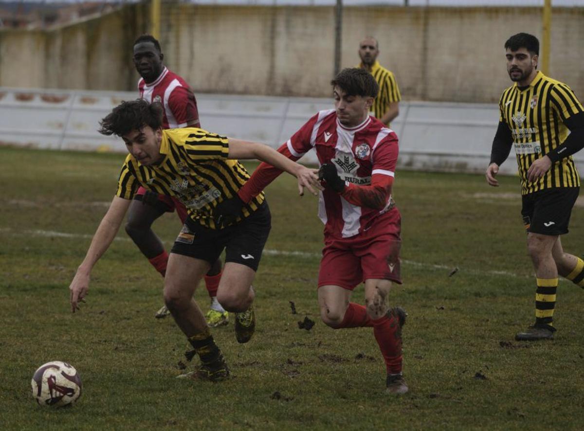Pugna de balón en el Moraleja CF - Zamora B. | J. L. F.