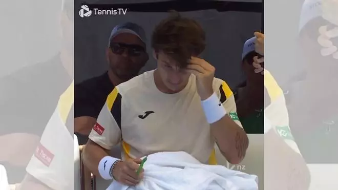 Ugo Carabelli lo intentó todo en Auckland contra Tabilo, incluso cortarse el pelo