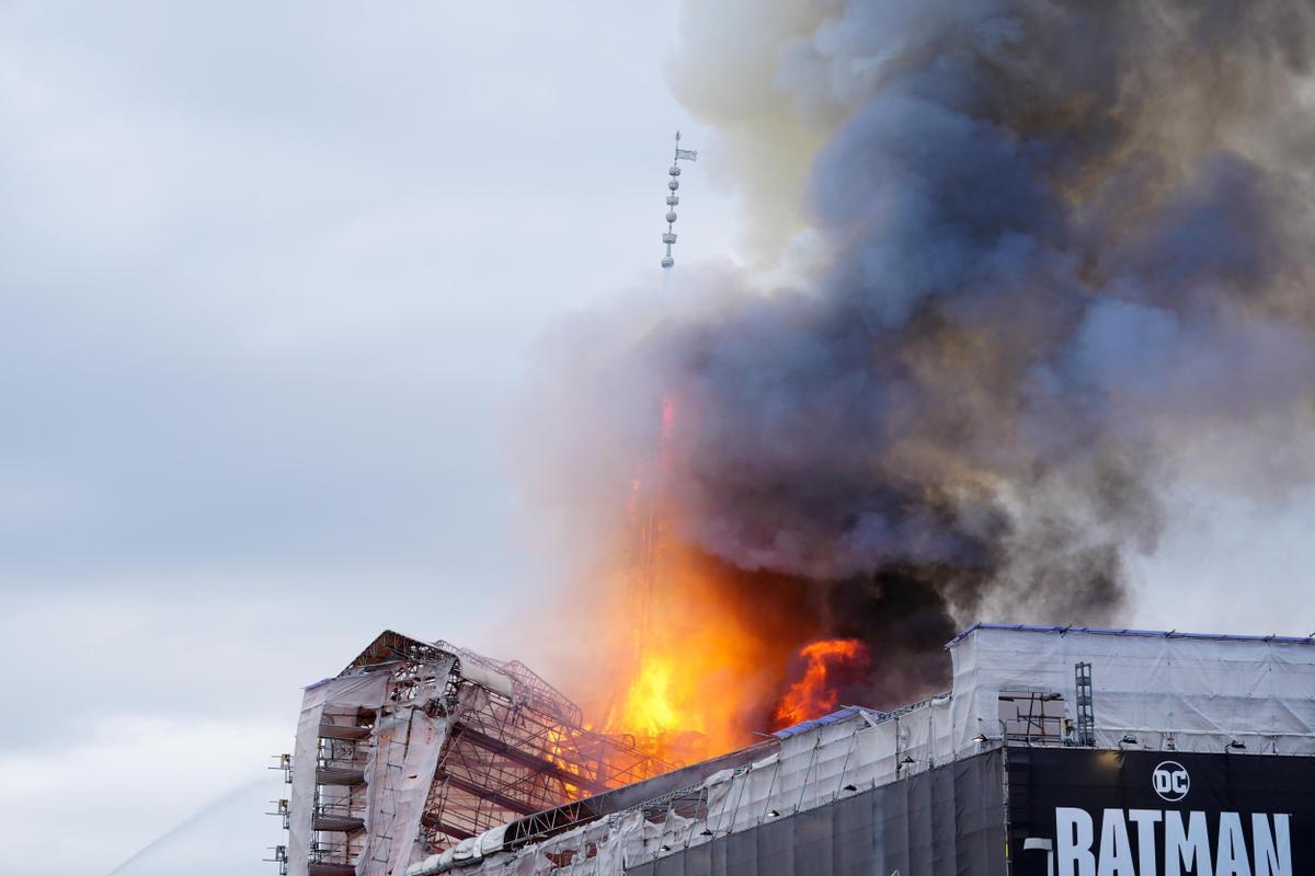Arde la antigua Bolsa de Copenhague por un incendio de origen desconocido
