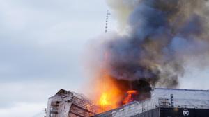 Arde la antigua Bolsa de Copenhague por un incendio de origen desconocido