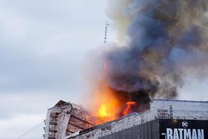 Arde la antigua Bolsa de Copenhague por un incendio de origen desconocido