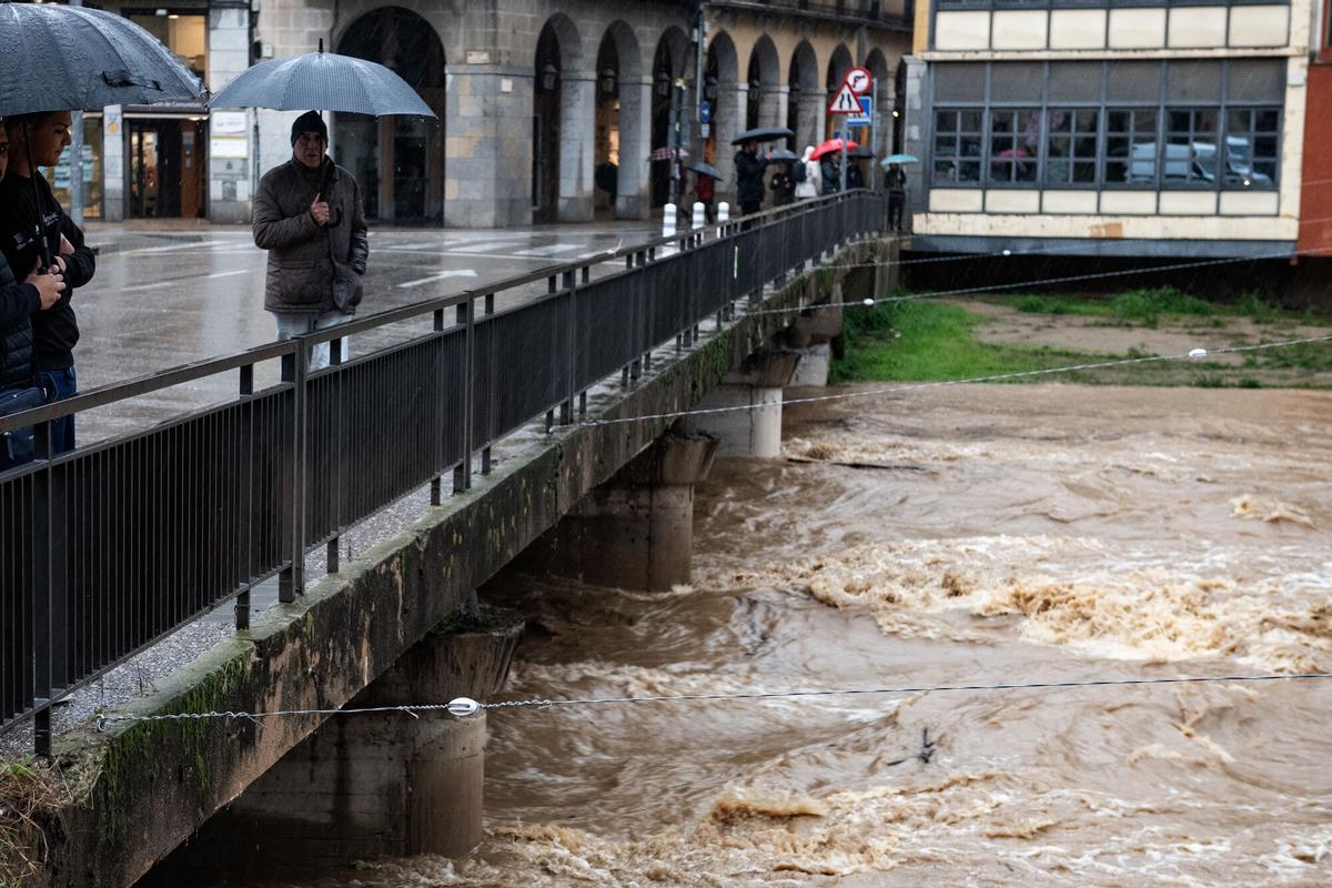 El río Onyar a su paso por Girona durante el temporal de lluvias.