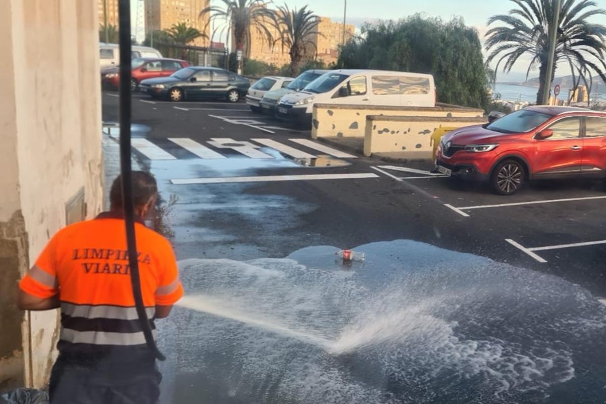 El balance: 750 kilos de residuos recogidos y 330.000 litros de agua utilizados para limpiar calles