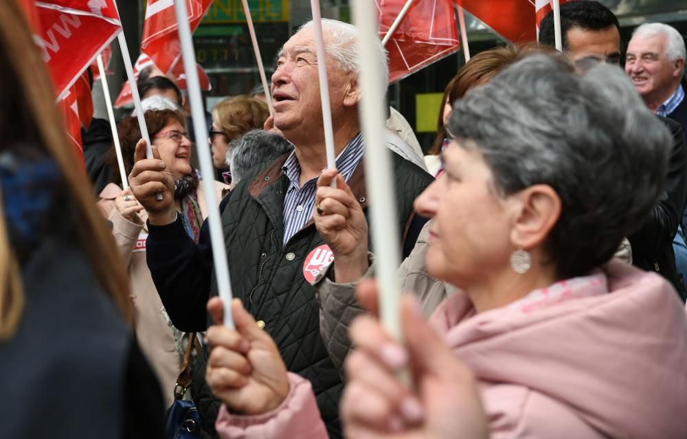 Concentración en el Obelisco convocada por CCOO y UGT en defensa de unas pensiones dignas