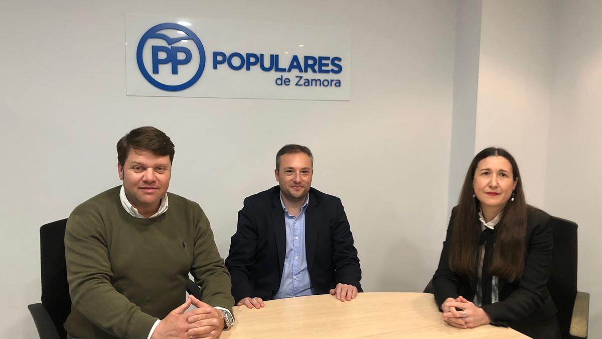 De izquierda a derecha, Raúl Martínez, Alejandro González y María de la Calle, concejales del PP de Toro