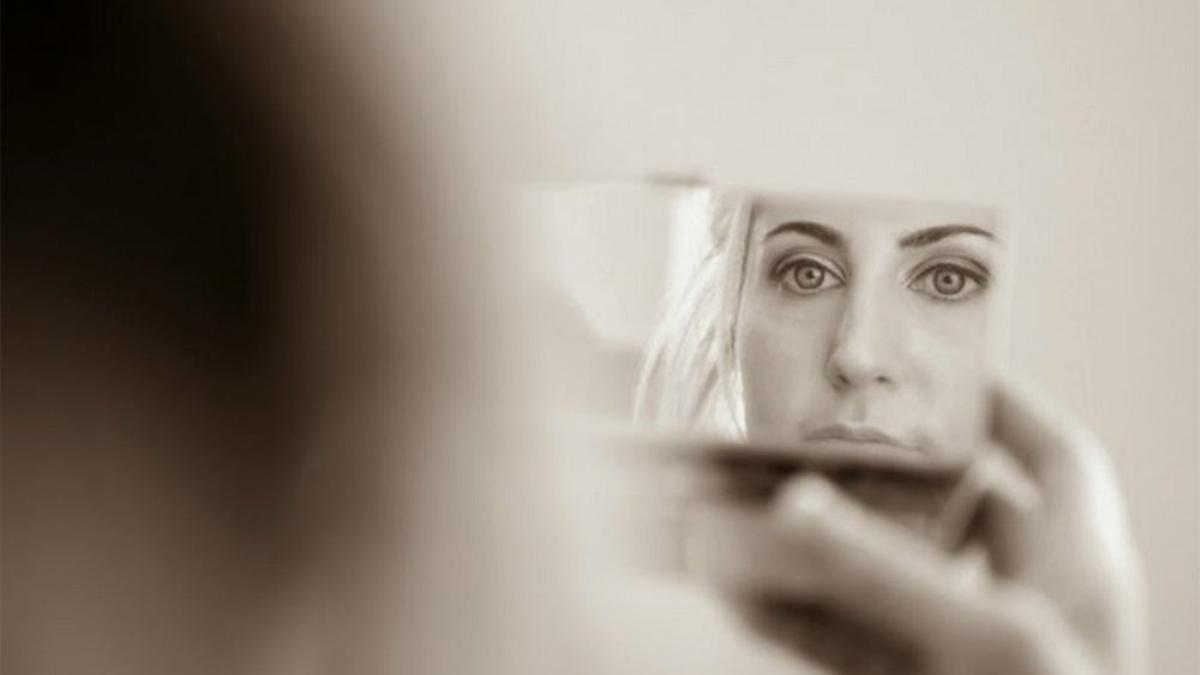 Mujer mirándose al espejo