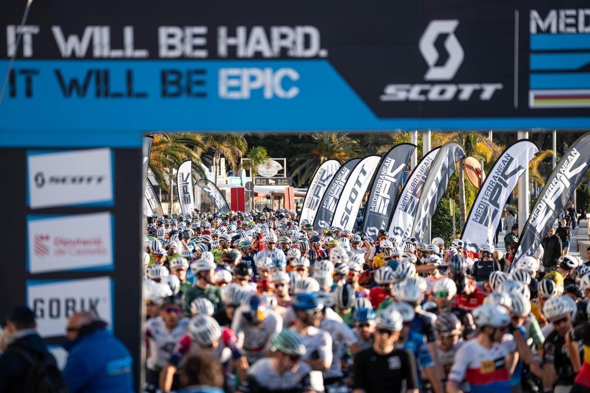 Línea de salida de la tercera etapa de la Scott Mediterranean Epic 2026, que partió desde la playa de la Concha, en Orpesa.