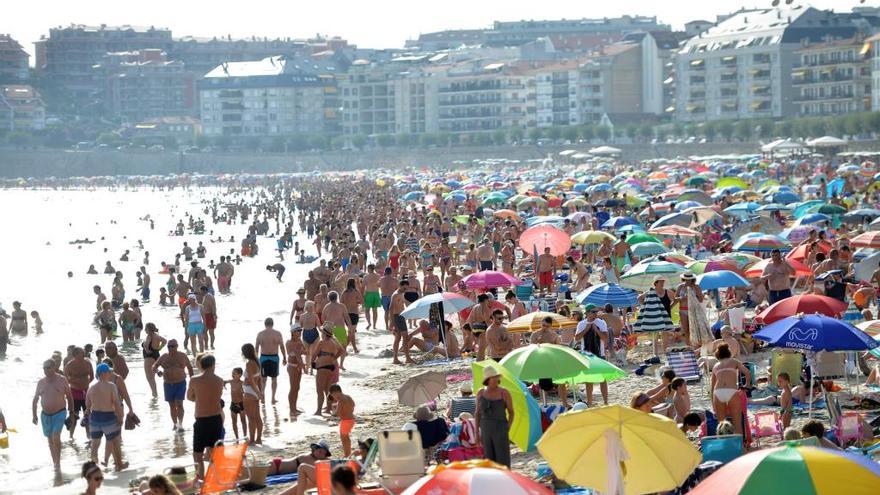 La playa de Silgar, en Sanxenxo, abarrotada en agosto.