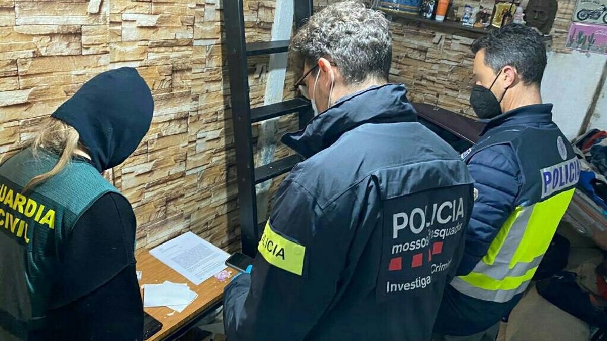 Imagen de tres agentes de la Policía Nacional, la Guardia Civil y los Mossos d'Esquadra.