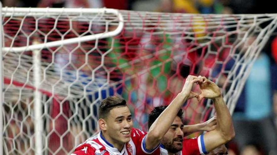 Sanabria, en el centro, celebra uno de sus goles.