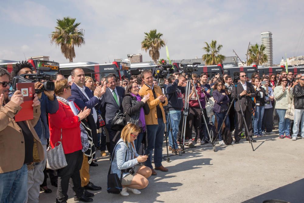 El rapero alicantino presenta ha presentado la nueva flota de vehículos accesibles e interpreta uno de sus temas