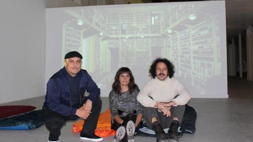 El artista Andrés Montes, la coordinadora de la muestra, Clara Leitão, y el comisario, Mario Gutiérrez Cru.
