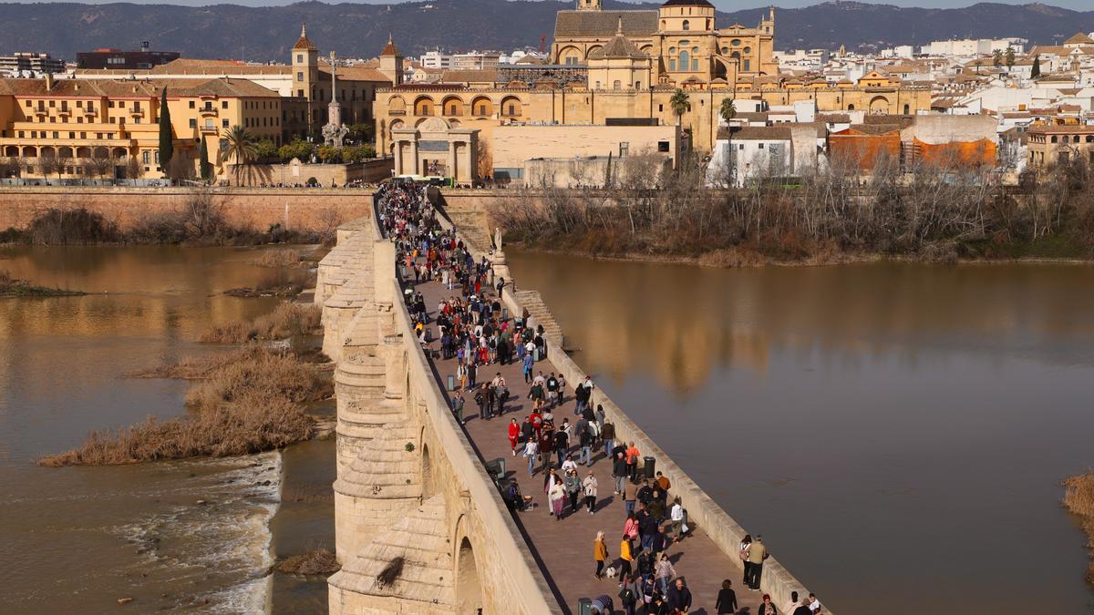 Turistas en el Puente Romano de Córdoba.