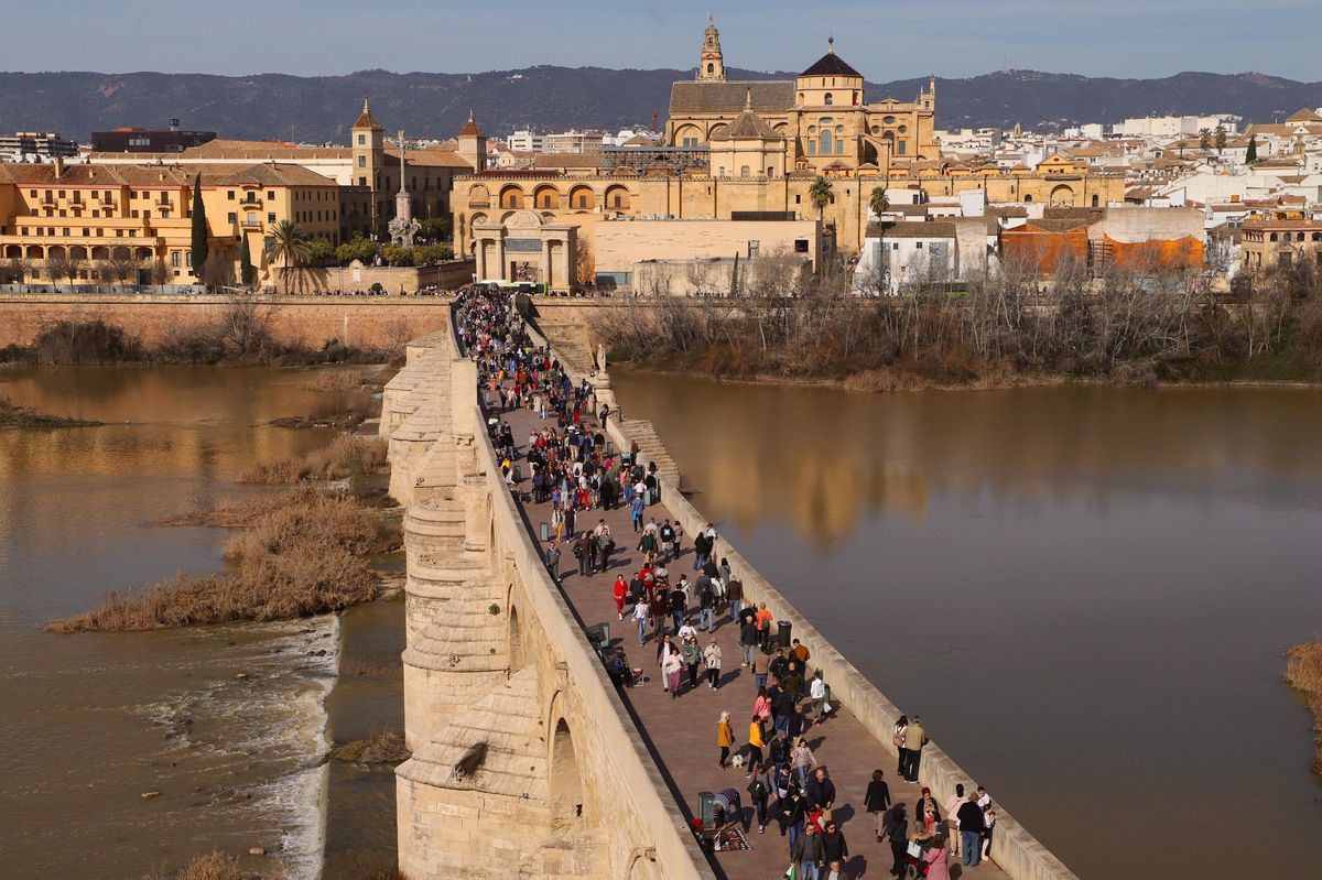Turismo turistas en el puente romano de Córdoba