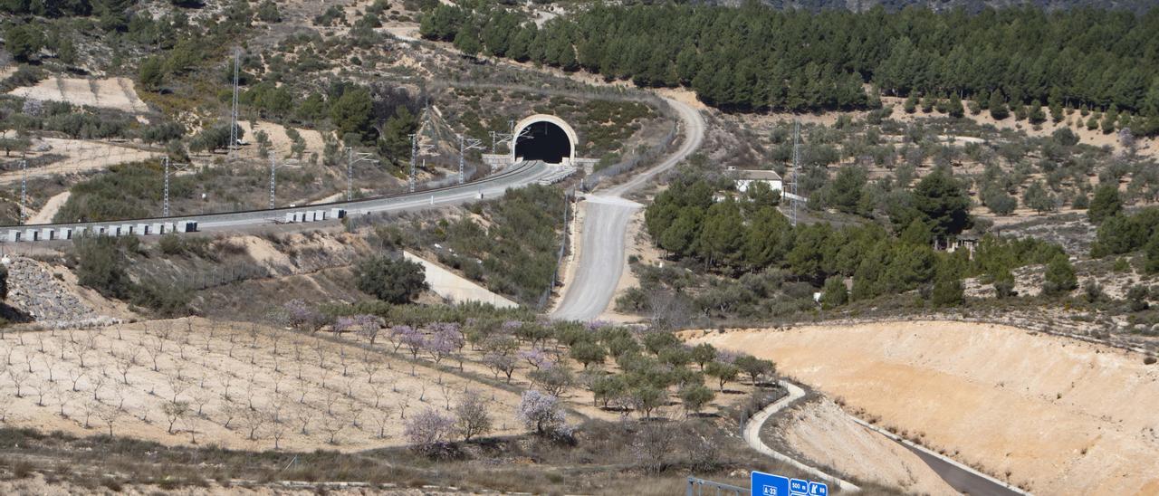 Vías ferroviarias y túnel del AVE en el término de la Font de la Figuera, en una imagen de archivo