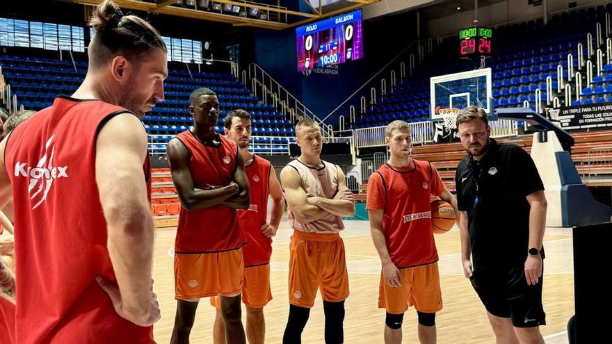 José Luis Pichel, con sus jugadores. | | FLEXICAR FUENLABRADA