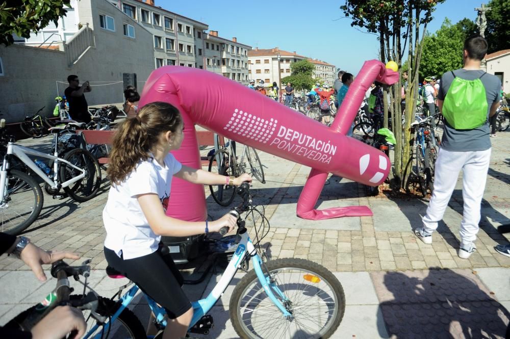 Una veintena de trabajadores y usuarios de la asociación Amencer, de personas con parálisis cerebral, participaron ayer en la Festa da Bicicleta de Ribadumia.