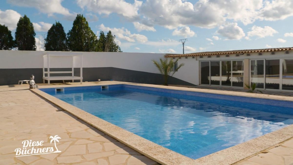 Im neuen Zuhause der Büchners gibt es einen großen Pool, dafür aber keinen Garten.