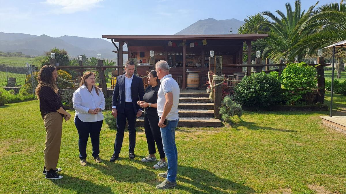 Por la izquierda, Alicia Sánchez-Arjona, Salomé Samartino, Iván Suárez, Sandra Camino y José Felgueres, este miércoles, en Caravia.