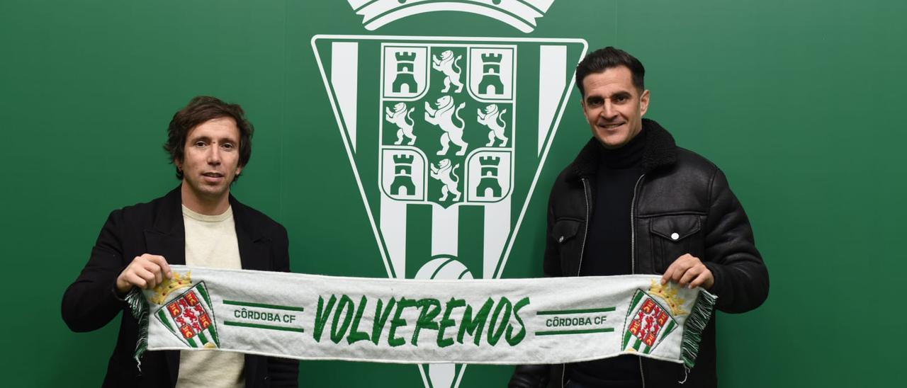 A la derecha, Juan Villar (34 años), en su presentación como jugador del Córdoba CF, junto a Raúl Cámara.