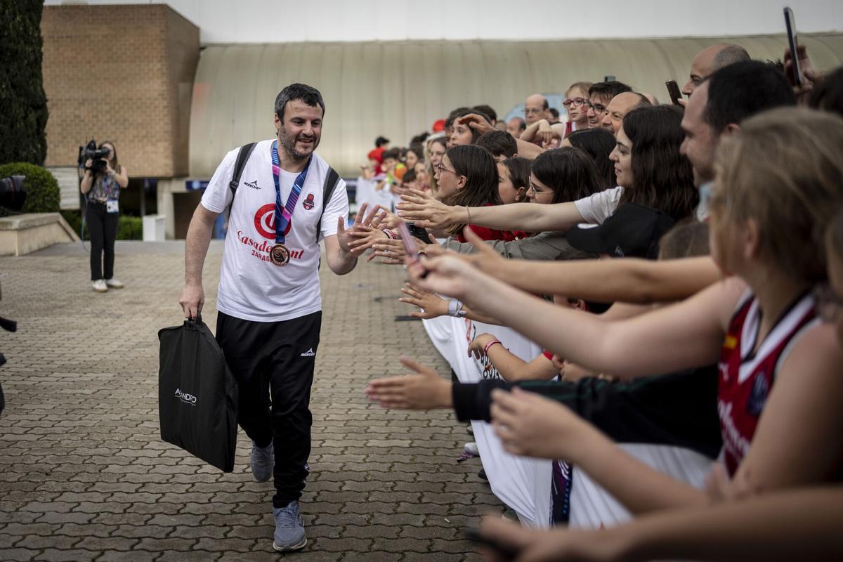 Carlos Cantero saluda a varios aficionados a la salida del Príncipe Felipe durante la Final Six de la Euroliga.
