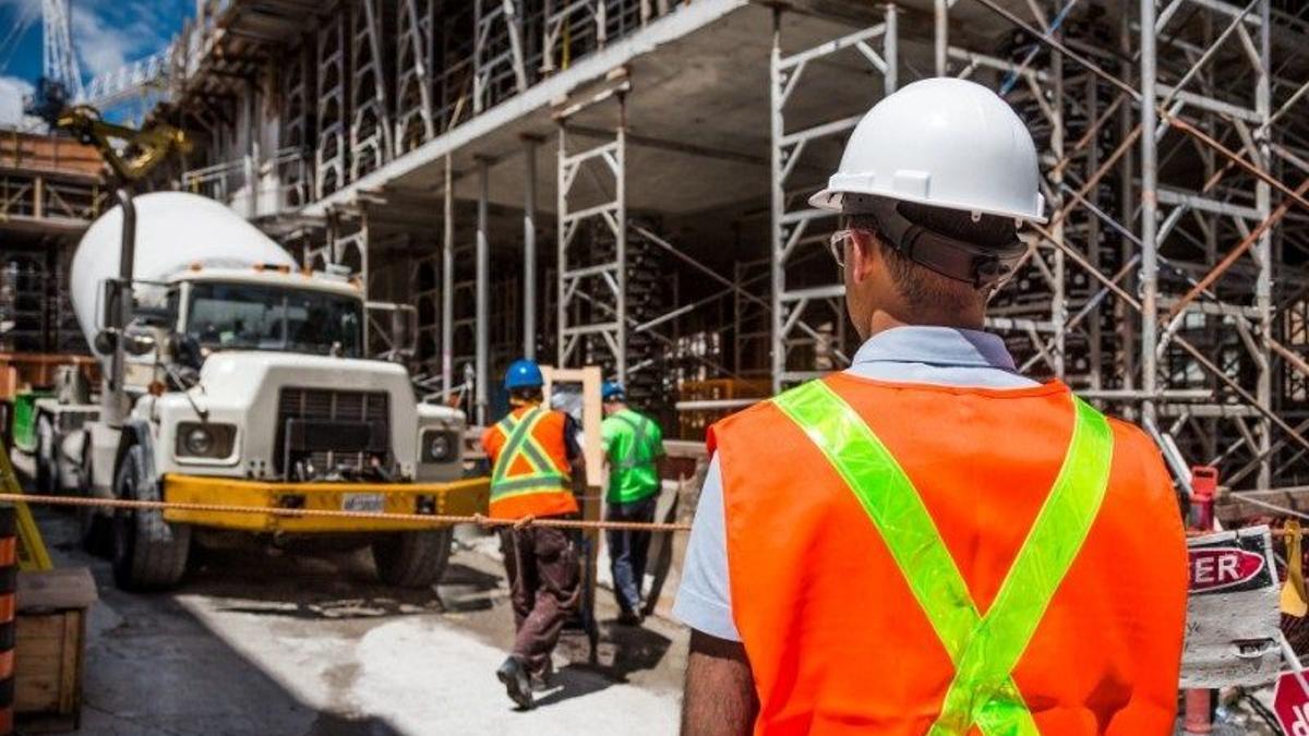 Archivo - Un obrero trabajando en una construcción.