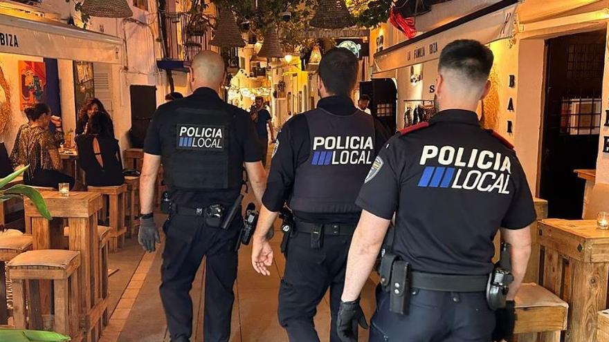 Un operativo policial en zonas turísticas de Ibiza se salda con 11 denuncias por botellón