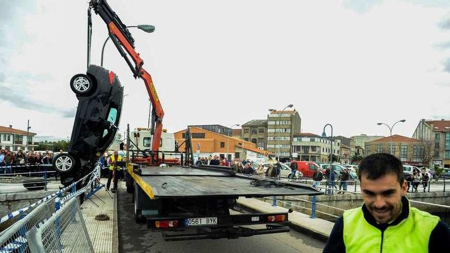 El vehículo siniestrado, en el momento de ser retirado del mar. // I. Abella