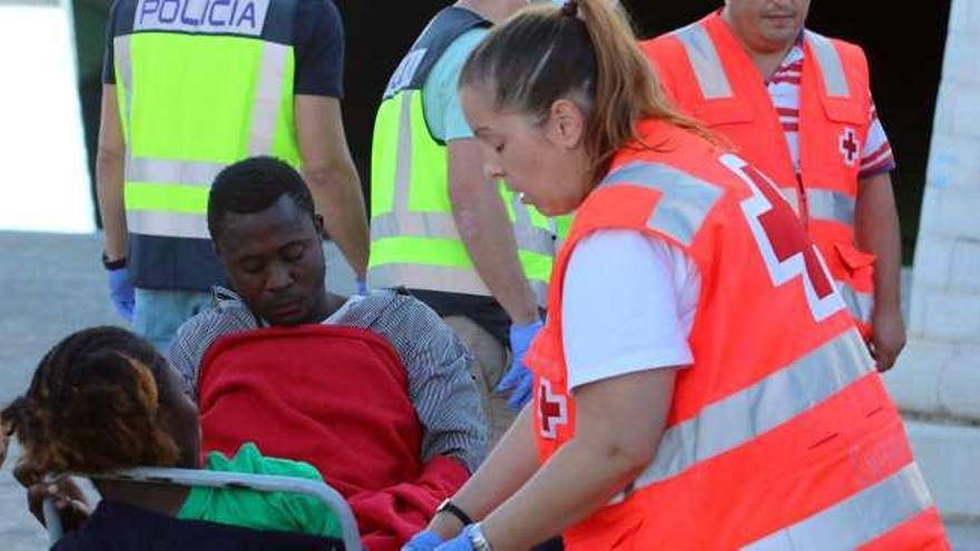 Los sanitarios atienden a los supervivientes a su llegada al Puerto el jueves por la tarde.